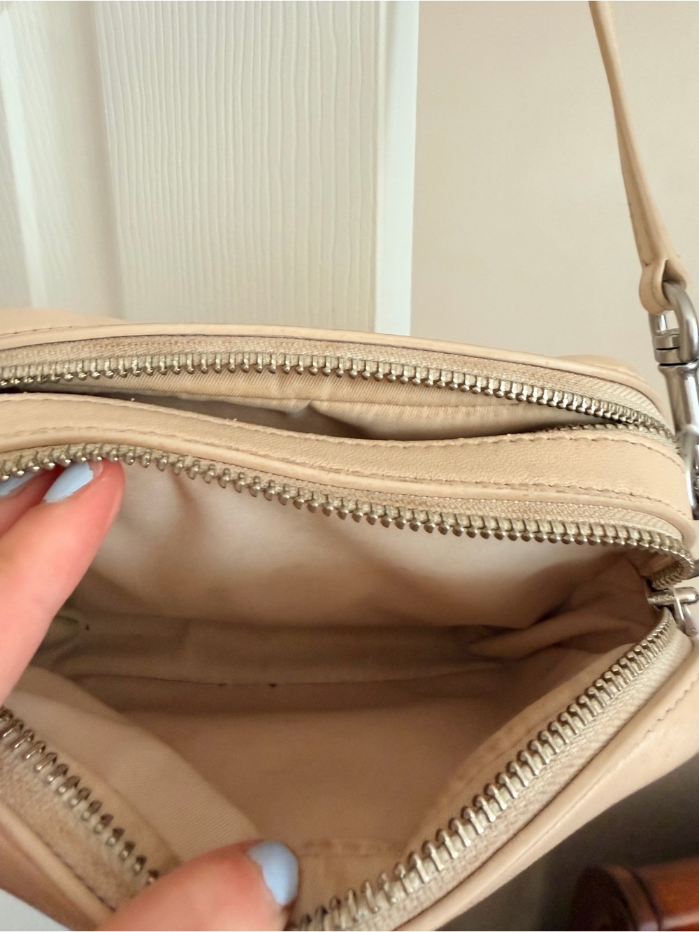Tory Burch Cream Leather Quilted Logo Crossbody Bag - Picture 3 of 9